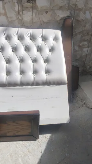 تخت كامل مستعمل وكومدينا عدد 2 وتوليت 70 دينار