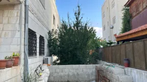فيلا مستقله في خلدا خلف اكاديميه عمان الارض 650م والبناء 600م مكونه من 3 سكنات يعني 3 شقق طابقيات