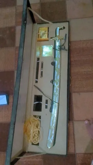 سيف معه قران كريم وقلم وحزامه