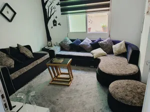 90 دينار فقط طقم كورنر مع ثلاثية طقم طاولات وسط حديد وزجاج طاولة شاشة لسا جديدة اربد شارع الجامعة