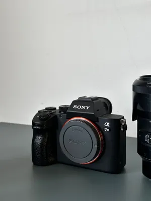 للبيع كاميرا Sony A7 III بحالة ممتازة ونظيفة جدًا جدًا، مع الكرتونة الأصلية وجميع الأوراق والملحقات.