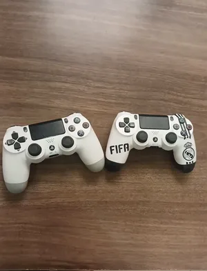 يدين PS4 للبيع - وحدة بيضاء سادة + وحدة FIFA ريال مدريد نظاف وشغالات فل