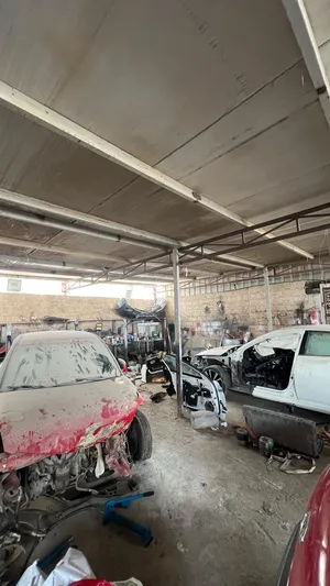 للبيع ورشه سياره متكامله مع القطع الغيار