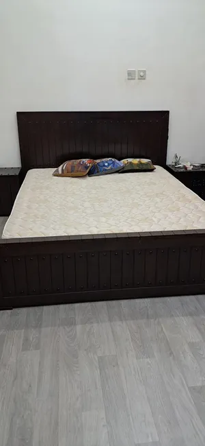 سرير مع طاولاته الجانبية و المترس 20 دينار