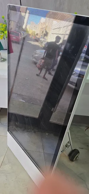شاشه داعيه و اعلان عليها لشركات تبحت عن شاشه للعرض منتجات تتحمل عوامل جويه لكن بدون ريموت ليها
