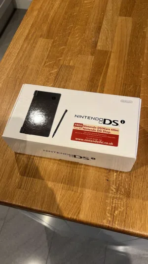 للبيع جهاز Nintendo DSi باللون الأسود الملكي (Black)، بحالة المصنع جديد مكرشم Factory Sealed