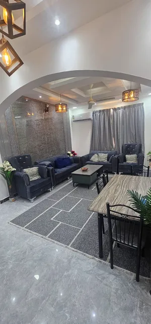 شقة مفروشة راقية مؤجرة شهريا 300ريال ف الخوض الثانية الطابق الأول على شارع مزون للبيـــــــــــــع