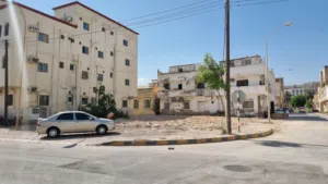 للبيع أرض سكنية في صلاله مرخصه لبناء 5 طوابق مقابل مستشفى السلطان قابوس