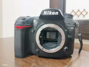 بكج كاميرا Nikon D7000 مع عدسة زوم وجريب بطارية