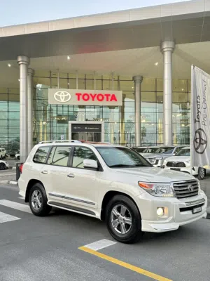 2014 Toyota Land Cruiser VXR 8 cylinder Al Futtaim, pearl white, full option