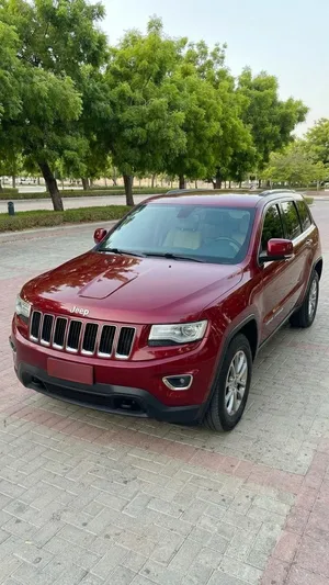 2015 Jeep Grand Cherokee Laredo 4x4 3.6L V6. Excellent condition. Low kilometres.