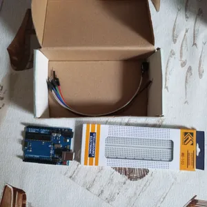 للبيع مع 10 كابلات و breadboard مستعملة لمرة واحدة carte Arduino Uno