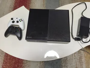 Xbox one للبيع مع ايدين بيضاء وسوداء بالإضافة إلى power supply و ايضا هديه CDs