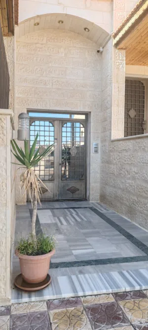 شقة للبيع تقع في منطقة مرج الحمام.. شارع الشجر بالقرب من أكاديمية كراون