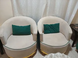 طقم كنب ثلاثية عدد 2 مفرد عدد 2 طاولة صغيرة عدد 2 طاولة كبيرة عدد واحد ويوجد ثلاث طاولات خشب ممتاز