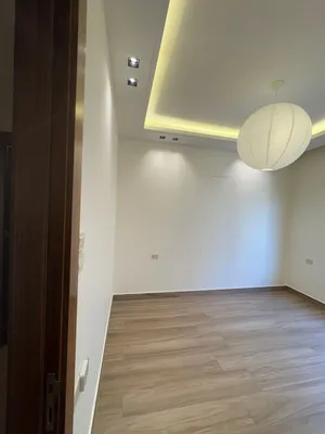 شقه فارغه للايجار مناسبه للأجانب فاخره ومميزه للايجار