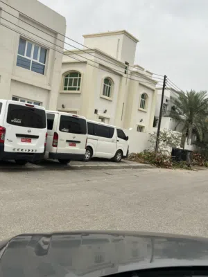 توصيل ونقل مدارس وعمال ورحلات وعوائل وبشكل يومي شهري  Transportation services.
