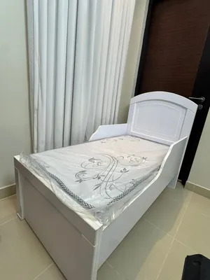 سرير اطفال مع مترس