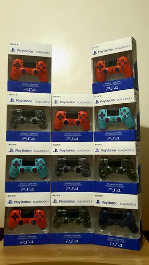 يدات PS4 جديد نظيف بكرتونة ، الرجاء التواصل على دردشة السوق المفتوح.