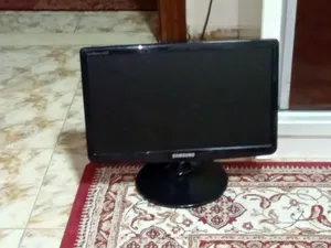 شاشة كمبيوتر نوع سامسونج شغالة مئة بالمئة استخدام شخصي