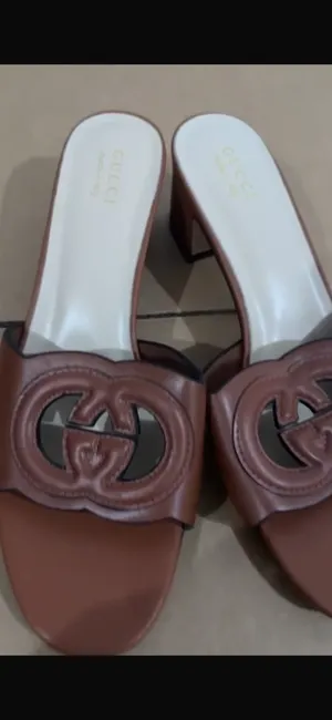 صندل نسائي Gucci أصلي، بكعب خفيف وأنيق.