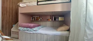 تخت بنات طابقين ،مع تسريحة ورفوف جانبية ودرف خزائن حائط ايجر الماني
