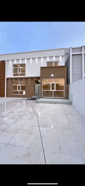 فلة فاخرة وواسعة جدا جديدة للبيع في المعبيلة الشمالية مجهزة بالكامل مع مضلة خارجية ومطبخ متكامل