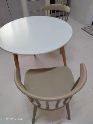 للبيع طاولة خشبية مع 2 كرسي