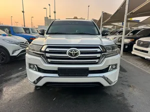 تويوتا لاندكروزر VX.S 2017 محرك اللكزس  5.7 مالك اول مفتاح اعلى مواصفات White Edition  مواصفات خاصه