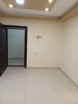 شقه غرفتين وصاله ومطبخ وحمام طابق ثالث يوجد مصعد للبنايه