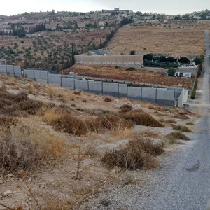 قطعة أرض للبيع طريق الزرقاء جرش نادرة منطقة مزارع
