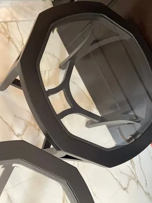 طاولات لغرفه المعيشه وكرسي للقدم وكرسي وسرير معا