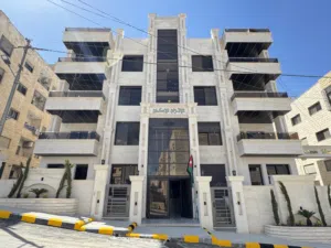 شقة طابق ثاني يسار للبيع في ضاحية الرشيد مساحة 170م بالقرب من دوار اقراء باعلى تشطيبات