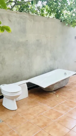 طقم حمام كامل نظيف وشبه جديد للبيع
