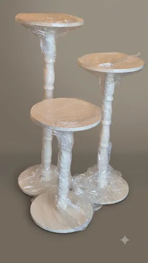 قم طاولات عرض خشبية بتصميم لولبي أنيق (3 قطع)