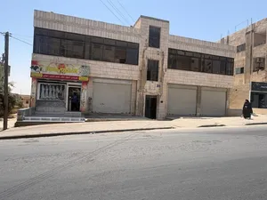 مستودعات وشقق تجارية في ابو علندا على الشارع الرئيسي للبيع