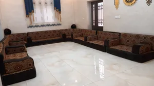 جلسة أرضية مع طاولات وبرادي