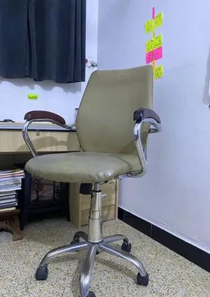 كرسي مكتبي اصلي مستعمل صالح للاستخدام في الغرف والمكاتب. يتميز بقاعدة خماسية معدنية قوية 90 وبي مجال