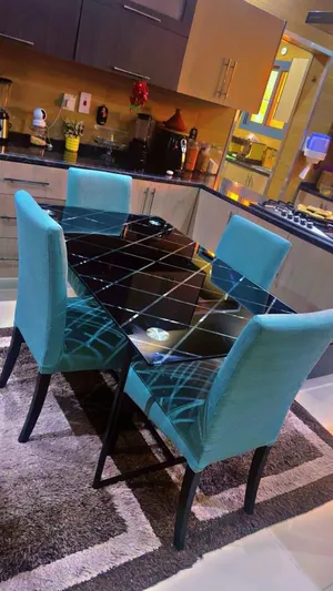طاولة طعام شبه جديدة