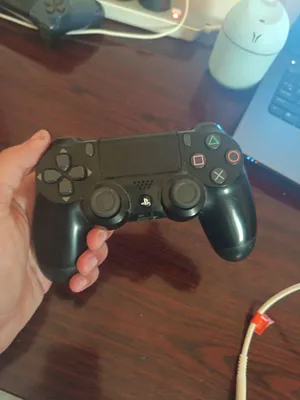 كنترولر PS4 أصلي نظيف جداً للبيع