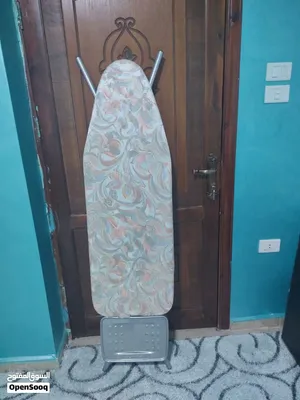 طاولة كوي حجم كبير عدد 2 بحالة ممتازة