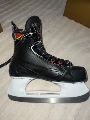 Black and Red VIK-MAX Ice Skate- Size 40 EUR (brand new).