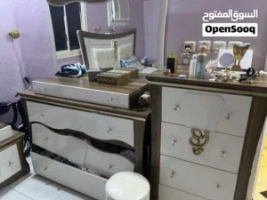دولاب غرفة حجمه كبير بدرفتين مع رفوف وسرير نوم شبه جديد الون سكري على عودي مع