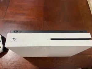 اكس بوكس ون اس للبيع مع جهازين و شريط فورزا . الوصف مهم!!