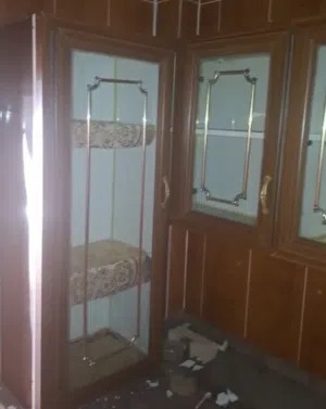 مطبخ ألمنيوم كامل مع خزائن علوية وسفلية وزجاج – بحالة ممتاز