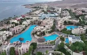 شاليه مميز جداً طابق ارضي عالمسبح مباشرة في منتجع تالا باي من المالك مباشرة للايجار اليومي