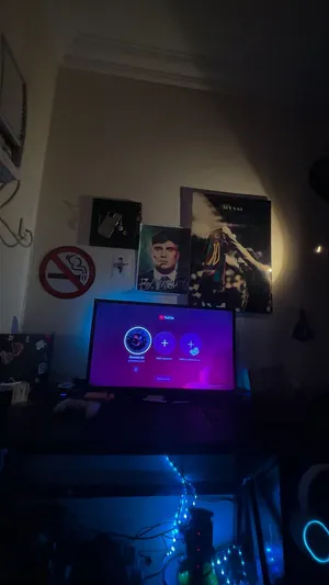 Philips 32inch   نظيف مع وايراته ولا شمخ شغال و استعمال شخصي و خفيف