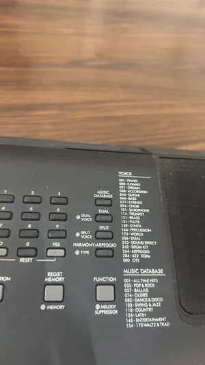 Yamaha PSR-E373 piano new in excellent condition