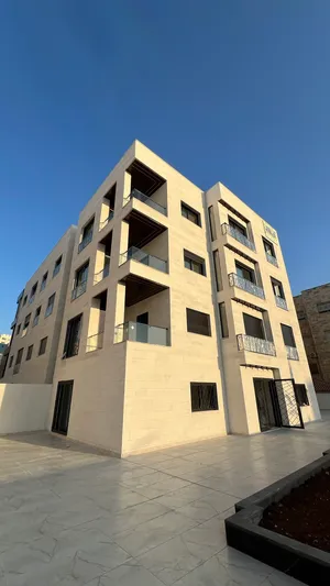 شقة للبيع بتصميم انيق وتشطيب مميز- شارع المدينة المنورة باقي 3 شقق