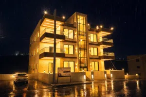 شقق سكنيه للبيع في ابو نصير حي الضياء  منطقة فلل وقصور العماره 8 شقق اقساط من المالك على سنتين ودفعه
